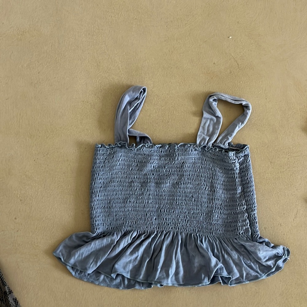 It is from urban outfitters and is blue. It’s a size large but looks medium.